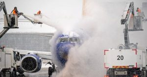 Bão tuyết quét nước Mỹ khiến hơn 8.000 chuyến bay bị hủy