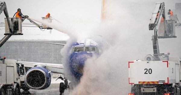 Bão tuyết quét nước Mỹ khiến hơn 8.000 chuyến bay bị hủy