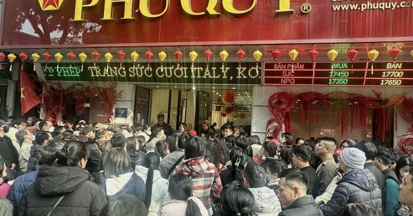 Xếp hàng chờ mua bạc 'trên giấy'