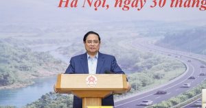 Thủ tướng: 'Không để tình trạng mười mấy nhà thầu cùng làm 1 km đường cao tốc'