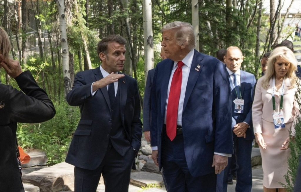 Ông Trump cảnh báo áp thuế 200 với rượu vang và champagne Pháp