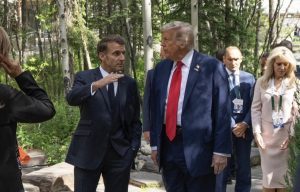 Ông Trump cảnh báo áp thuế 200 với rượu vang và champagne Pháp