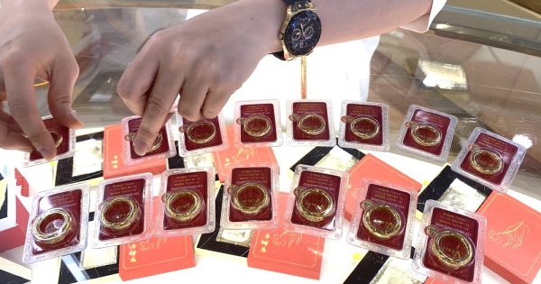 Chuyên gia: Giá vàng lao dốc trong ngày 30/1 do áp lực chốt lời, nhà đầu tư cần lưu ý gì?