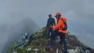 Máy bay chở 11 người mất tích tại Indonesia giới chức phát hiện mảnh vỡ