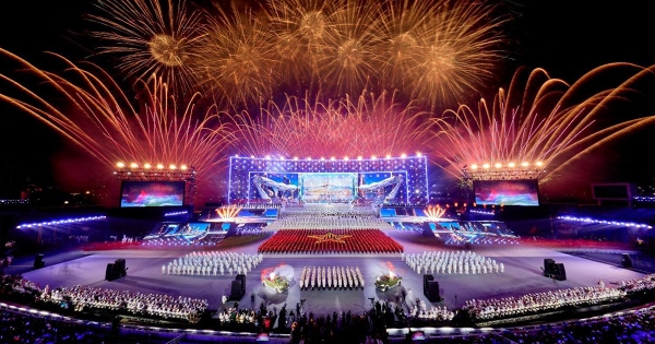 Pháo hoa xuyên suốt chương trình đại nhạc hội do Sun Group tài trợ