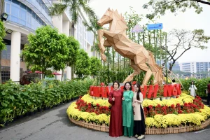 Ngựa cao 4,5m đã xuất hiện tại hội hoa xuân Phú Mỹ Hưng