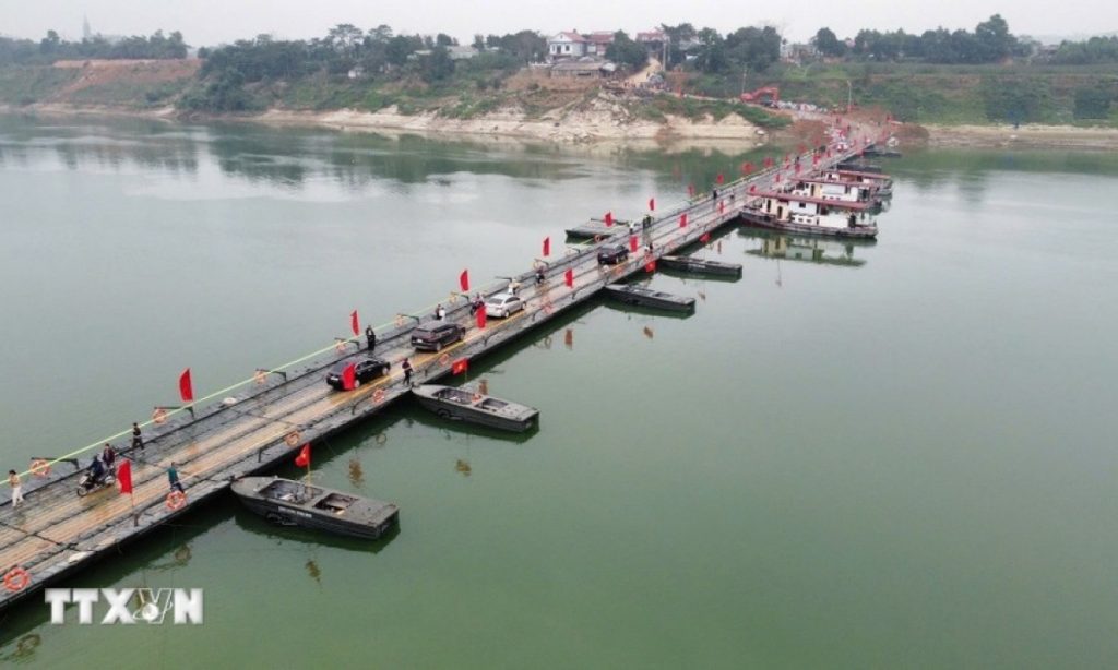 Phú Thọ Thông xe cầu phao Đoan Hùng bắc qua sông Lô缩略图 Phú Thọ Thông xe cầu phao Đoan Hùng bắc qua sông Lô