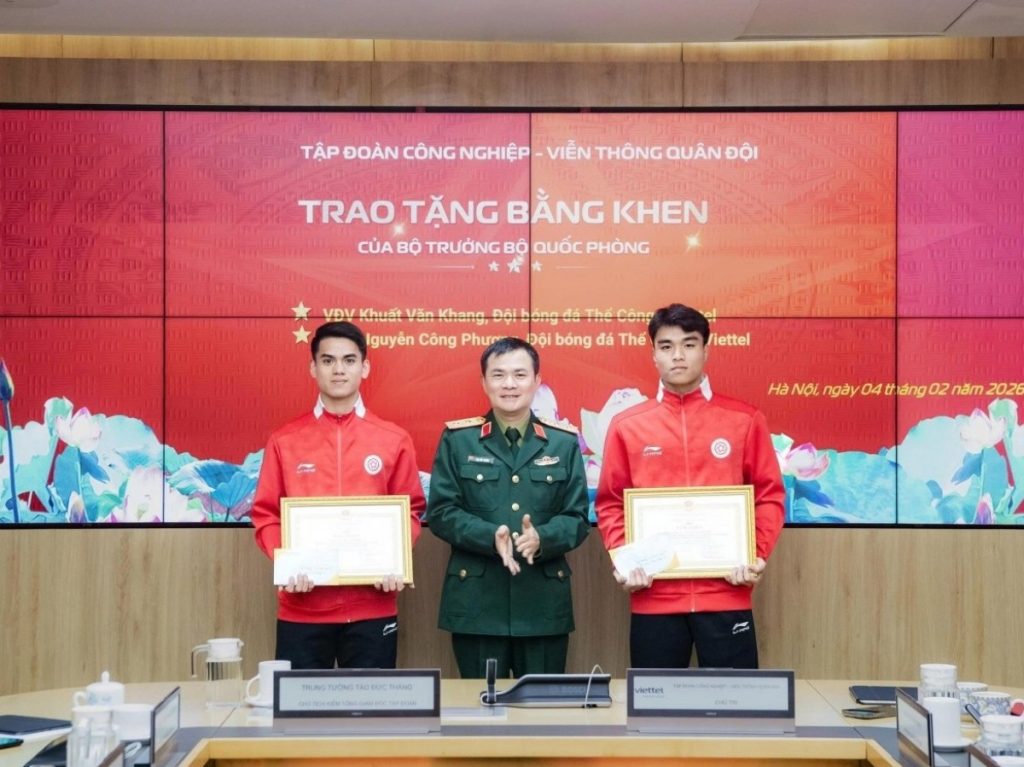 Đội trưởng U23 Việt Nam nhận bằng khen của Bộ trưởng Quốc phòng