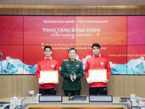 Đội trưởng U23 Việt Nam nhận bằng khen của Bộ trưởng Quốc phòng