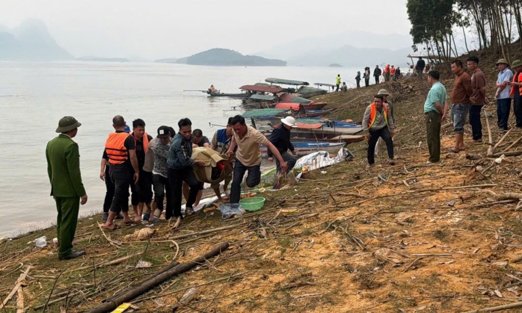 Thủ tướng yêu cầu khắc phục hậu quả vụ tai nạn nghiêm trọng trên hồ Thác Bà缩略图 Thủ tướng yêu cầu khắc phục hậu quả vụ tai nạn nghiêm trọng trên hồ Thác Bà