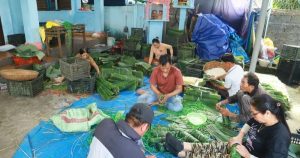 Làng nghề gói bánh chưng, bánh tét hối hả phục vụ Tết