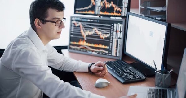 Khối ngoại bán ròng gần 3.200 tỷ đồng một cổ phiếu sữa