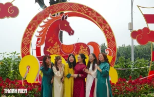 Đổ xô về đường hoa ‘phố nhà giàu’ Phú Mỹ Hưng chụp ảnh trước giờ khai mạc