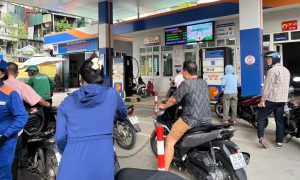 Giá xăng RON 95 vượt mốc 20 000 đồng lít