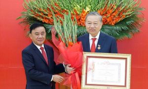 Tổng Bí thư Tô Lâm nhận Huy hiệu 45 năm tuổi Đảng