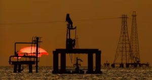 Giá xăng dầu hôm nay 12/2: Tăng trở lại vì lo ngại căng thẳng Mỹ-Iran leo thang