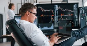 Dòng tiền ngoại giằng co phiên cuối tuần