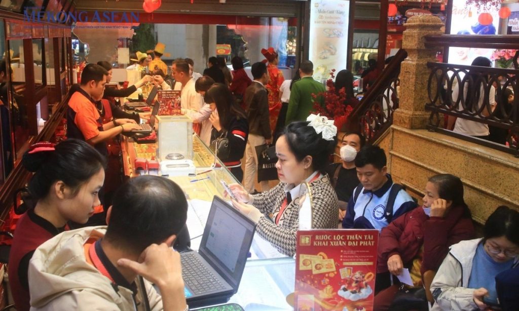 Ngày vía Thần Tài Vàng hút khách giá quay đầu giảm缩略图 Ngày vía Thần Tài Vàng hút khách giá quay đầu giảm