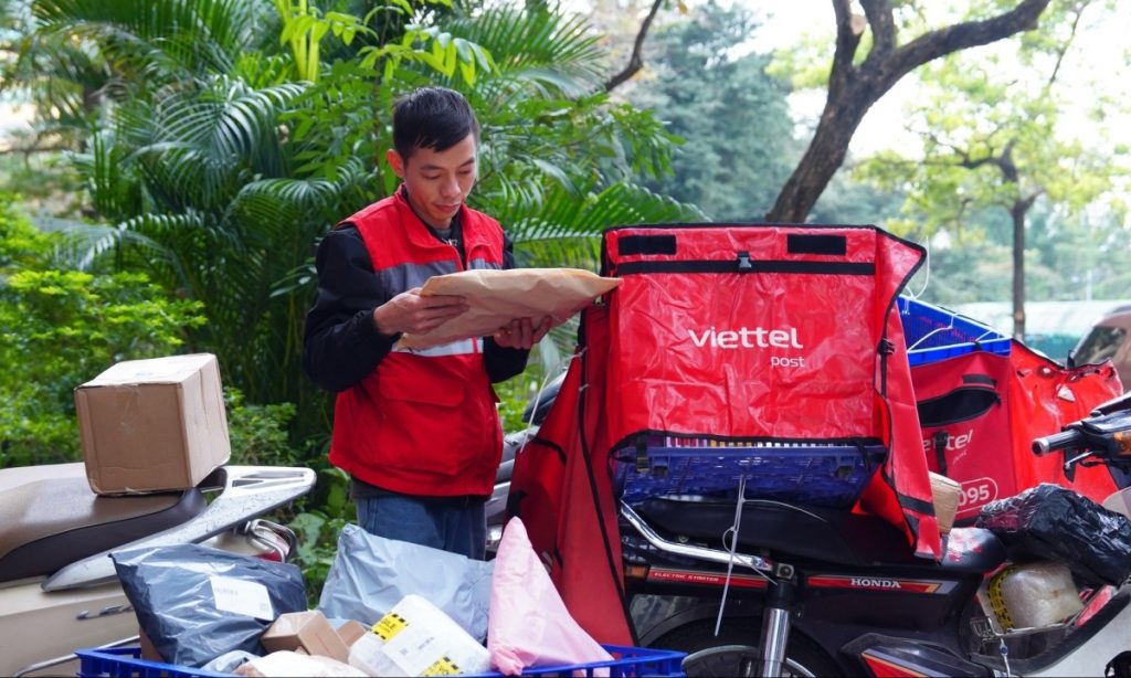 Các doanh nghiệp chuyển phát ứng phó thế nào với giá xăng dầu tăng cao