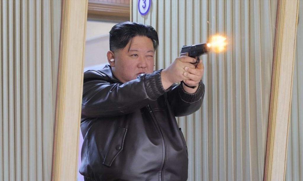 Ông Kim Jong un cùng con gái thử bắn súng tại nhà máy vũ khí
