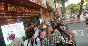 Bảo Tín Minh Châu mở cửa trở lại: Khách xếp hàng dài, giao dịch mua bán diễn ra bình thường, khách hàng có thể nhận vàng luôn trong ngày