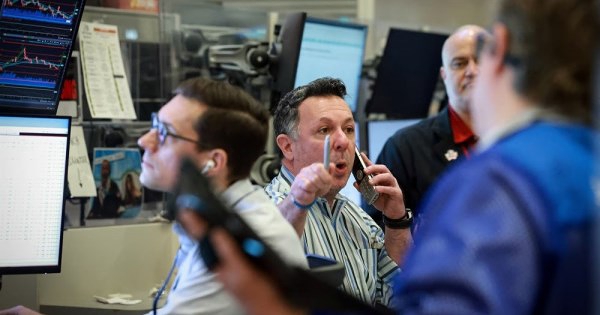 Khối ngoại nối dài chuỗi bán ròng phiên thứ 11 liên tục