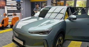 Xe mới mua có nên dùng phim cách nhiệt hãng tặng?