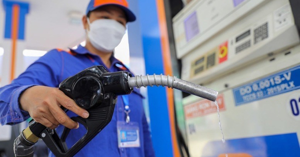 Giá xăng dầu tăng sốc, Thủ tướng chỉ đạo nghiên cứu sửa đổi thuế nhập khẩu, báo cáo ngay ngày 7/3