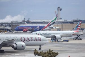 Giá vé máy bay chặng Á Âu tăng vọt khi các sân bay vùng Vịnh đóng cửa