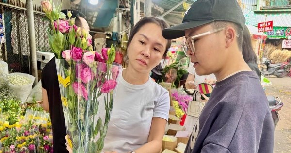 Thị trường hoa tươi sôi động dịp 8/3, hoa hồng tăng giá mạnh