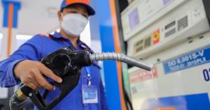 Giá xăng RON 95-III tăng lên 29.120 đồng một lít