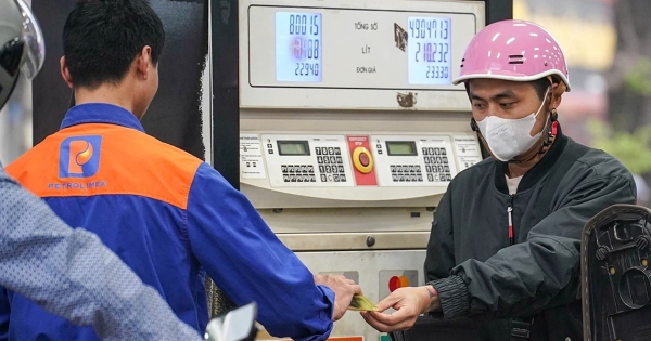 Giá xăng giảm gần 4.000 đồng một lít