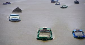 Vận tải đường thủy lao đao vì giá dầu tăng gấp đôi