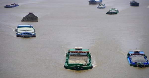 Vận tải đường thủy lao đao vì giá dầu tăng gấp đôi