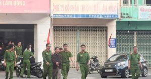 Hàng chục cảnh sát làm việc tại Trung tâm đấu giá tài sản Lâm Đồng