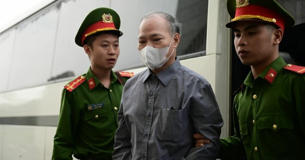 Cựu Thứ trưởng Nông nghiệp ra tòa trong vụ nhận 'quà' 4,5 tỷ đồng