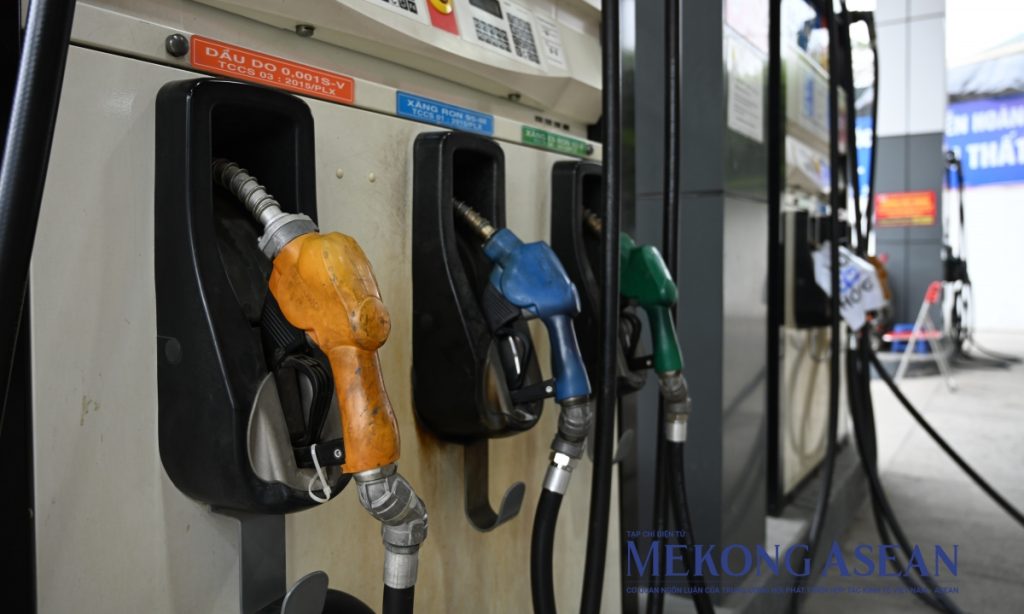 Xăng RON 95 tăng mạnh hơn 5 000 đồng lít