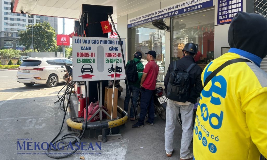 Nghiên cứu cơ chế để doanh nghiệp chủ động công bố giá xăng dầu