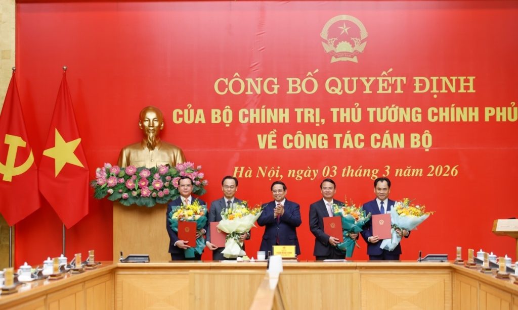 Thủ tướng trao quyết định điều động bổ nhiệm cho 5 nhân sự mới