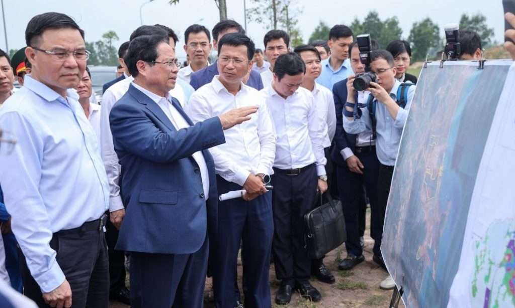 Thủ tướng khảo sát địa điểm dự kiến xây kho dự trữ xăng dầu chiến lược缩略图 Thủ tướng khảo sát địa điểm dự kiến xây kho dự trữ xăng dầu chiến lược