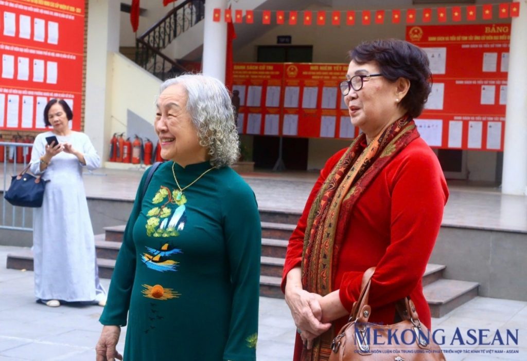 Mong các đại biểu thường xuyên lắng nghe và phản ánh nguyện vọng của nhân dân缩略图 Mong các đại biểu thường xuyên lắng nghe và phản ánh nguyện vọng của nhân dân