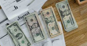 Kiếm nhiều nhưng vẫn không để dành được tiền: Nghịch lý của người thu nhập cao