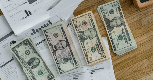 Kiếm nhiều nhưng vẫn không để dành được tiền: Nghịch lý của người thu nhập cao