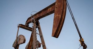 Chuyên gia cảnh báo khả năng giá dầu tăng vọt lên 200 USD/thùng, nhà đầu tư nên làm gì?