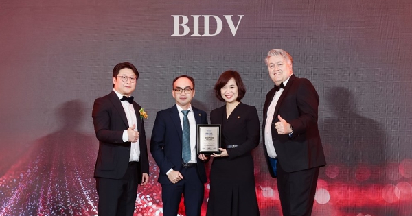 BIDV viết tiếp thập kỷ dẫn đầu với cú đúp giải thưởng Ngân hàng Bán lẻ tốt nhất Việt Nam Tiền gửi tốt nhất Châu Á