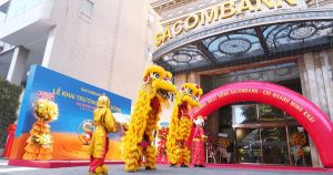 Sacombank xin gia hạn tái cơ cấu đến hết 2030, cổ phiếu có thời điểm giảm sàn