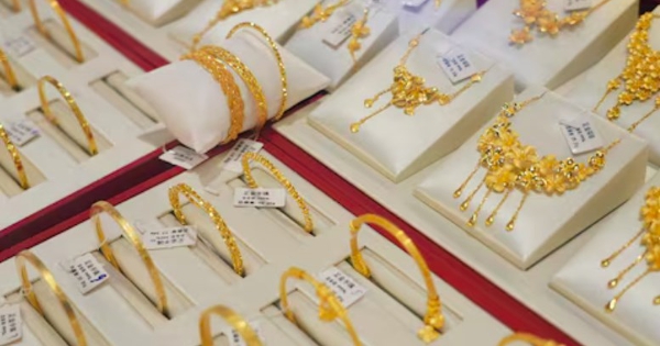 Giá vàng hôm nay 2/3: Tăng khoảng 2% sau khi Mỹ, Israel tấn công Iran