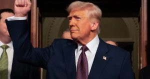 Ông Trump doạ sẽ phá huỷ nhà máy điện, giếng dầu và đảo Kharg của Iran nếu eo Hormuz không mở lại ngay