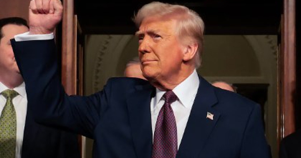 Ông Trump doạ sẽ phá huỷ nhà máy điện, giếng dầu và đảo Kharg của Iran nếu eo Hormuz không mở lại ngay