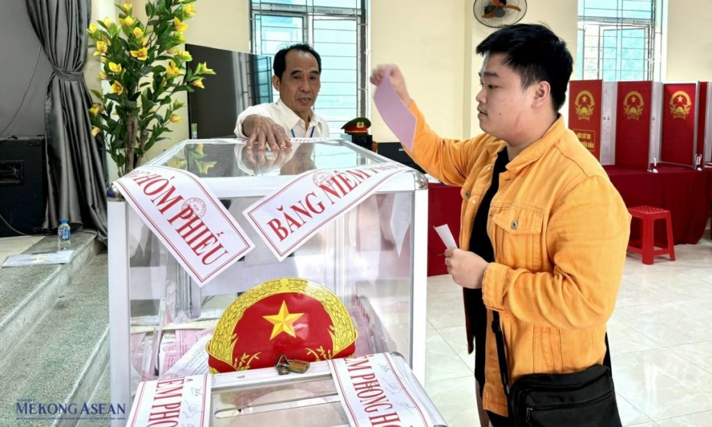 Cảm xúc của cử tri trẻ khi cầm lá phiếu bầu cử缩略图 Cảm xúc của cử tri trẻ khi cầm lá phiếu bầu cử